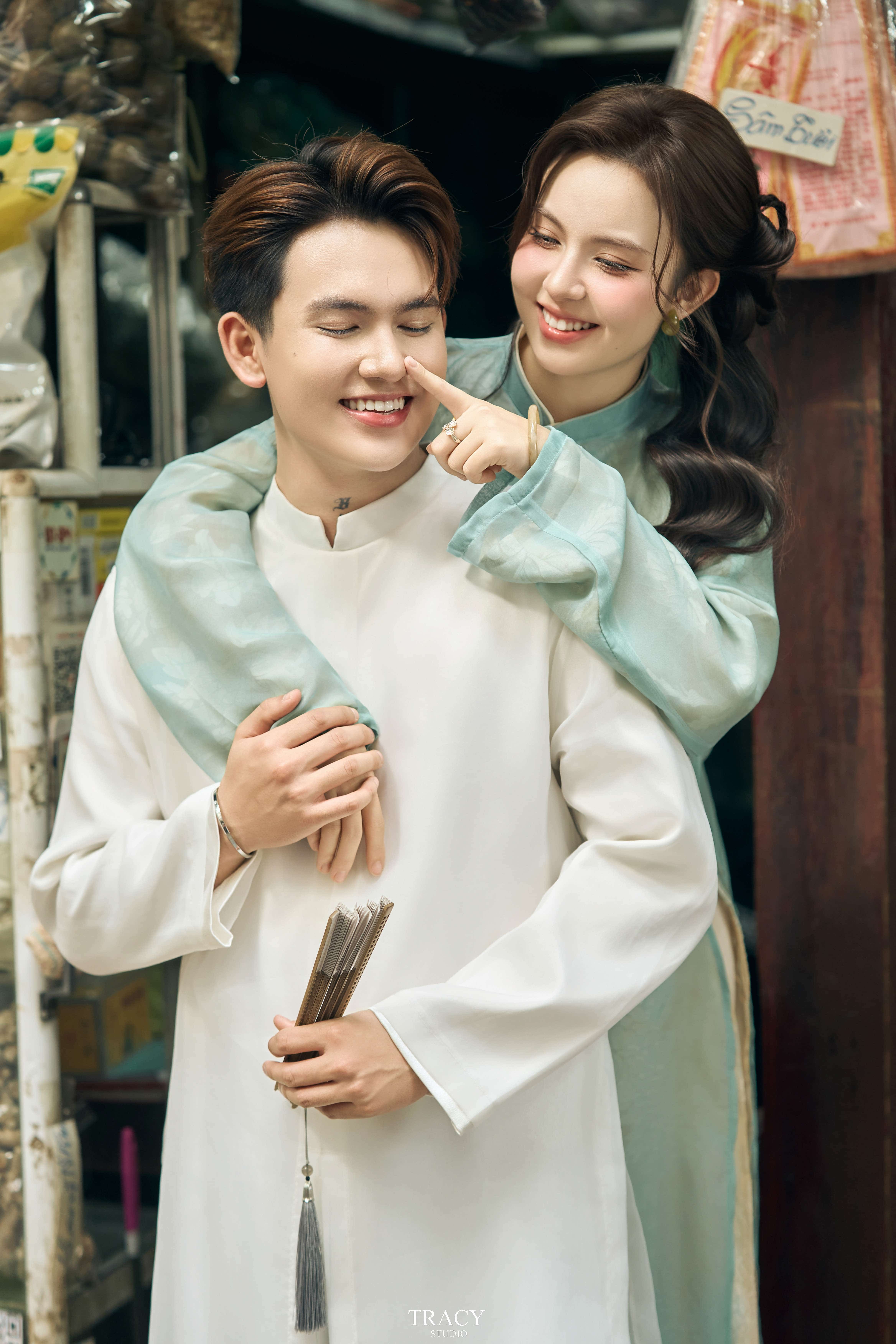 frontend/img/gallery/anh-tet-yem-ao-dai/tracy-studio-chup-concept-ao-dai-couple (4).jpg